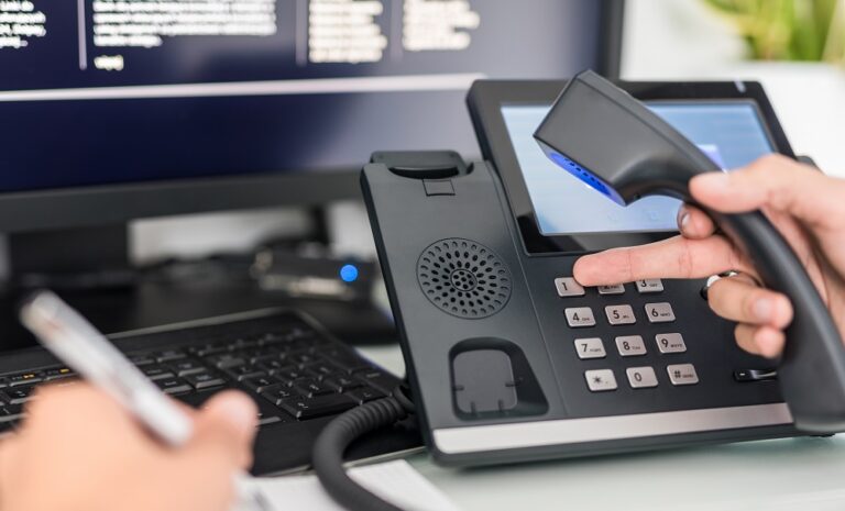 Un operatore sta usando un centralino voip